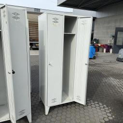  - partij 3-deurs industriele lockerkasten INTENSIEF GEBRUIKT met 1 sleutel per deur DIV SCHADES (14)