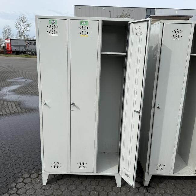  - partij 3-deurs industriele lockerkasten INTENSIEF GEBRUIKT met 1 sleutel per deur DIV SCHADES (15)