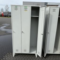  - partij 3-deurs industriele lockerkasten INTENSIEF GEBRUIKT met 1 sleutel per deur DIV SCHADES (15)