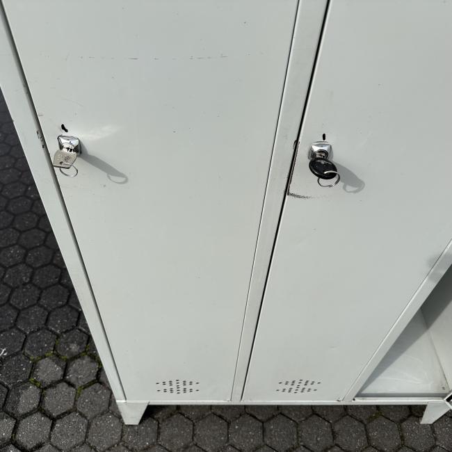  - partij 3-deurs industriele lockerkasten INTENSIEF GEBRUIKT met 1 sleutel per deur DIV SCHADES (16)