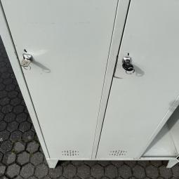  - partij 3-deurs industriele lockerkasten INTENSIEF GEBRUIKT met 1 sleutel per deur DIV SCHADES (16)