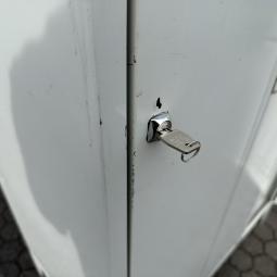  - partij 3-deurs industriele lockerkasten INTENSIEF GEBRUIKT met 1 sleutel per deur DIV SCHADES (17)