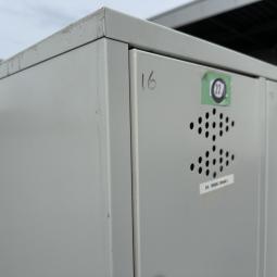  - partij 3-deurs industriele lockerkasten INTENSIEF GEBRUIKT met 1 sleutel per deur DIV SCHADES (18)