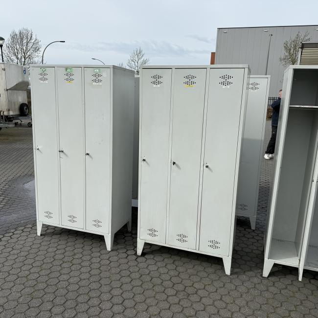  - partij 3-deurs industriele lockerkasten INTENSIEF GEBRUIKT met 1 sleutel per deur DIV SCHADES (20)