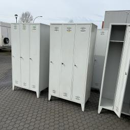  - partij 3-deurs industriele lockerkasten INTENSIEF GEBRUIKT met 1 sleutel per deur DIV SCHADES (21)