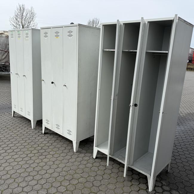  - partij 3-deurs industriele lockerkasten INTENSIEF GEBRUIKT met 1 sleutel per deur DIV SCHADES (22)
