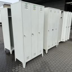  - partij 3-deurs industriele lockerkasten INTENSIEF GEBRUIKT met 1 sleutel per deur DIV SCHADES (23)