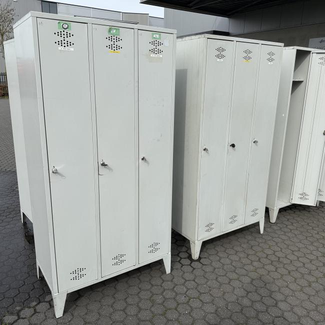  - partij 3-deurs industriele lockerkasten INTENSIEF GEBRUIKT met 1 sleutel per deur DIV SCHADES (24)