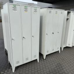  - partij 3-deurs industriele lockerkasten INTENSIEF GEBRUIKT met 1 sleutel per deur DIV SCHADES (24)