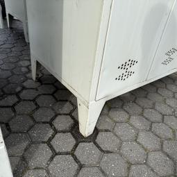 - partij 3-deurs industriele lockerkasten INTENSIEF GEBRUIKT met 1 sleutel per deur DIV SCHADES (25)