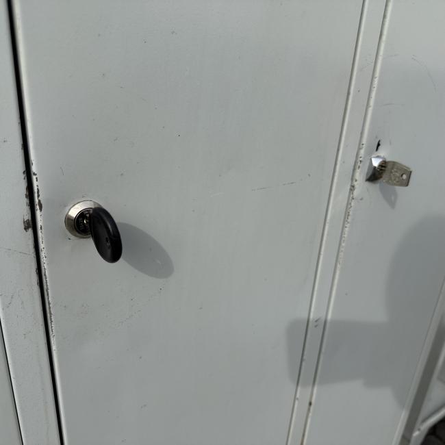  - partij 3-deurs industriele lockerkasten INTENSIEF GEBRUIKT met 1 sleutel per deur DIV SCHADES (26)