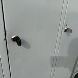  - partij 3-deurs industriele lockerkasten INTENSIEF GEBRUIKT met 1 sleutel per deur DIV SCHADES (26)