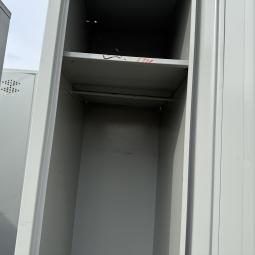  - partij 3-deurs industriele lockerkasten INTENSIEF GEBRUIKT met 1 sleutel per deur DIV SCHADES (27)