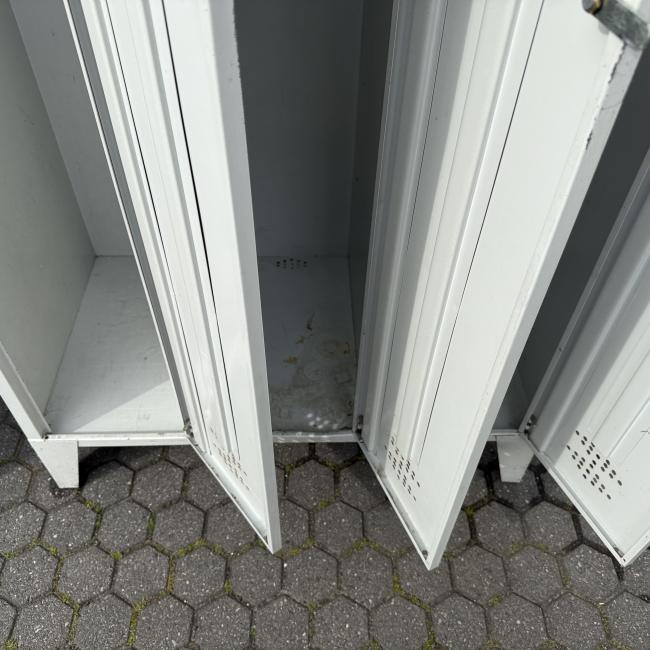  - partij 3-deurs industriele lockerkasten INTENSIEF GEBRUIKT met 1 sleutel per deur DIV SCHADES (28)