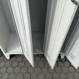  - partij 3-deurs industriele lockerkasten INTENSIEF GEBRUIKT met 1 sleutel per deur DIV SCHADES (28)