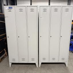  - partij 3-deurs industriele lockerkasten INTENSIEF GEBRUIKT met 1 sleutel per deur DIV SCHADES (211)