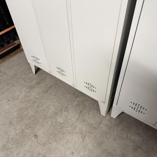  - partij 3-deurs industriele lockerkasten INTENSIEF GEBRUIKT met 1 sleutel per deur DIV SCHADES (212)