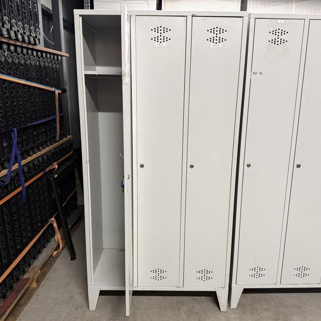  - partij 3-deurs industriele lockerkasten INTENSIEF GEBRUIKT met 1 sleutel per deur DIV SCHADES (214)