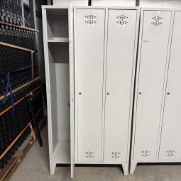  - partij 3-deurs industriele lockerkasten INTENSIEF GEBRUIKT met 1 sleutel per deur DIV SCHADES (214)