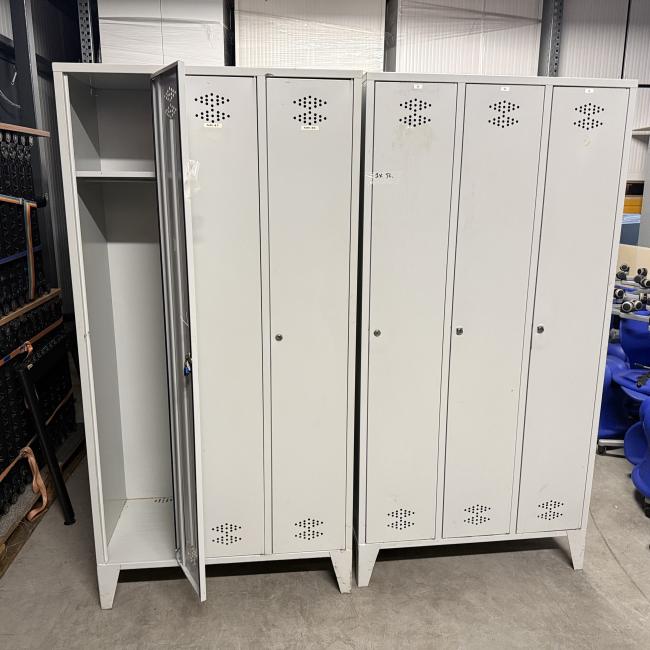  - partij 3-deurs industriele lockerkasten INTENSIEF GEBRUIKT met 1 sleutel per deur DIV SCHADES (215)