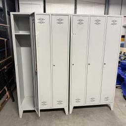  - partij 3-deurs industriele lockerkasten INTENSIEF GEBRUIKT met 1 sleutel per deur DIV SCHADES (215)