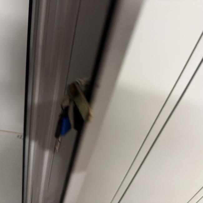  - partij 3-deurs industriele lockerkasten INTENSIEF GEBRUIKT met 1 sleutel per deur DIV SCHADES (216)