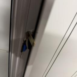  - partij 3-deurs industriele lockerkasten INTENSIEF GEBRUIKT met 1 sleutel per deur DIV SCHADES (216)