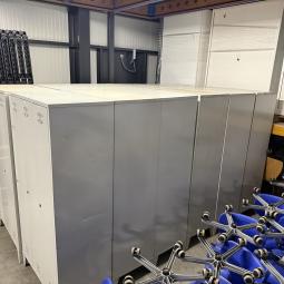  - partij 3-deurs industriele lockerkasten INTENSIEF GEBRUIKT met 1 sleutel per deur DIV SCHADES (218)