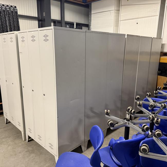  - partij 3-deurs industriele lockerkasten INTENSIEF GEBRUIKT met 1 sleutel per deur DIV SCHADES (219)