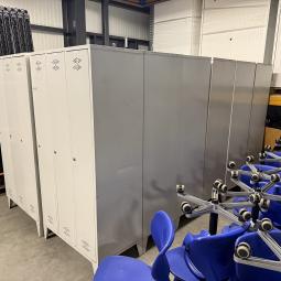  - partij 3-deurs industriele lockerkasten INTENSIEF GEBRUIKT met 1 sleutel per deur DIV SCHADES (219)