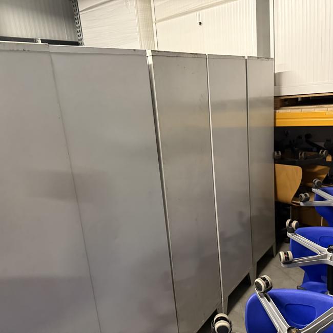  - partij 3-deurs industriele lockerkasten INTENSIEF GEBRUIKT met 1 sleutel per deur DIV SCHADES (220)