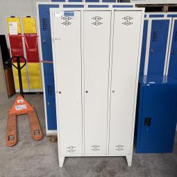  - partij 3-deurs industriele lockerkasten INTENSIEF GEBRUIKT met 1 sleutel per deur DIV SCHADES (222)