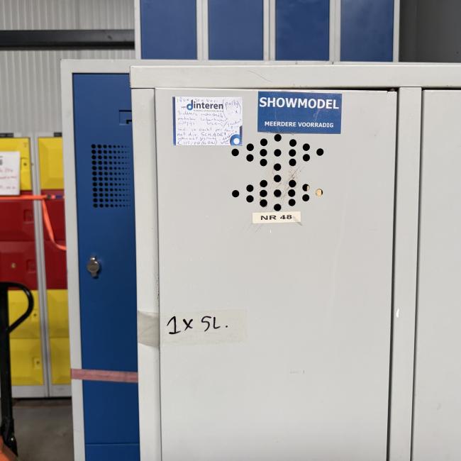  - partij 3-deurs industriele lockerkasten INTENSIEF GEBRUIKT met 1 sleutel per deur DIV SCHADES (223)