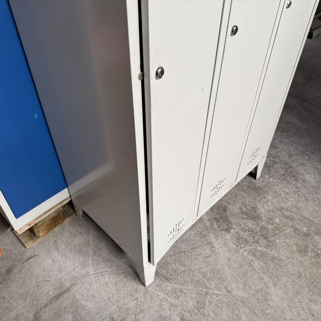  - partij 3-deurs industriele lockerkasten INTENSIEF GEBRUIKT met 1 sleutel per deur DIV SCHADES (224)