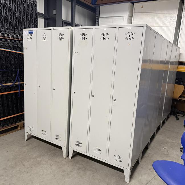  - partij 3-deurs industriele lockerkasten INTENSIEF GEBRUIKT met 1 sleutel per deur DIV SCHADES (225)