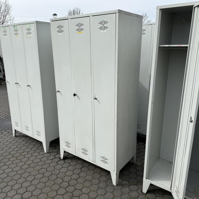  - partij 3-deurs industriele lockerkasten INTENSIEF GEBRUIKT met 1 sleutel per deur DIV SCHADES (1)
