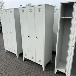  - partij 3-deurs industriele lockerkasten INTENSIEF GEBRUIKT met 1 sleutel per deur DIV SCHADES (1)