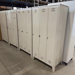  - partij 3-deurs industriele lockerkasten INTENSIEF GEBRUIKT met 1 sleutel per deur DIV SCHADES (2)