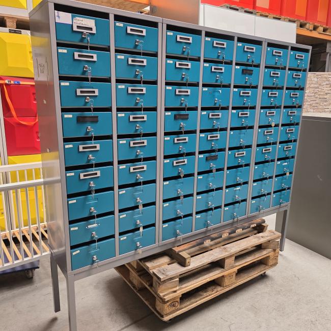 - grote postvaklocker afm 2x 140x61 cm  en 1x140x90 cm kast is 40 cm diep staat op een voet van 50 cm hoog  (5)