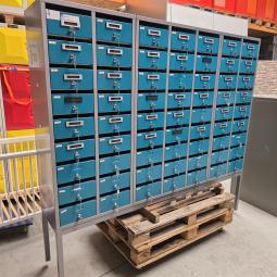  - grote postvaklocker afm 2x 140x61 cm  en 1x140x90 cm kast is 40 cm diep staat op een voet van 50 cm hoog  (5)