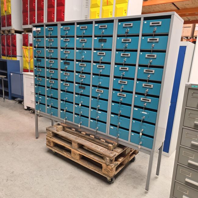  - grote postvaklocker afm 2x 140x61 cm  en 1x140x90 cm kast is 40 cm diep staat op een voet van 50 cm hoog  (1)