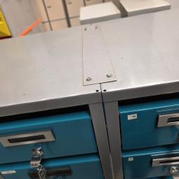  - grote postvaklocker afm 2x 140x61 cm  en 1x140x90 cm kast is 40 cm diep staat op een voet van 50 cm hoog  (2)