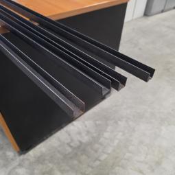 - 4x metalen U-profiel afm 117x2,3x2,3 cm  1 mm dik  (3)