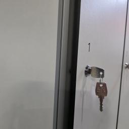  - trespa lockerkast afm 185x125x51 cm afm deur 92x29 cm  (4)