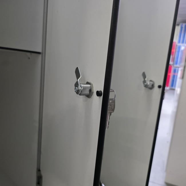  - trespa lockerkast afm 185x125x51 cm afm deur 92x29 cm  (8)