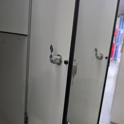  - trespa lockerkast afm 185x125x51 cm afm deur 92x29 cm  (8)