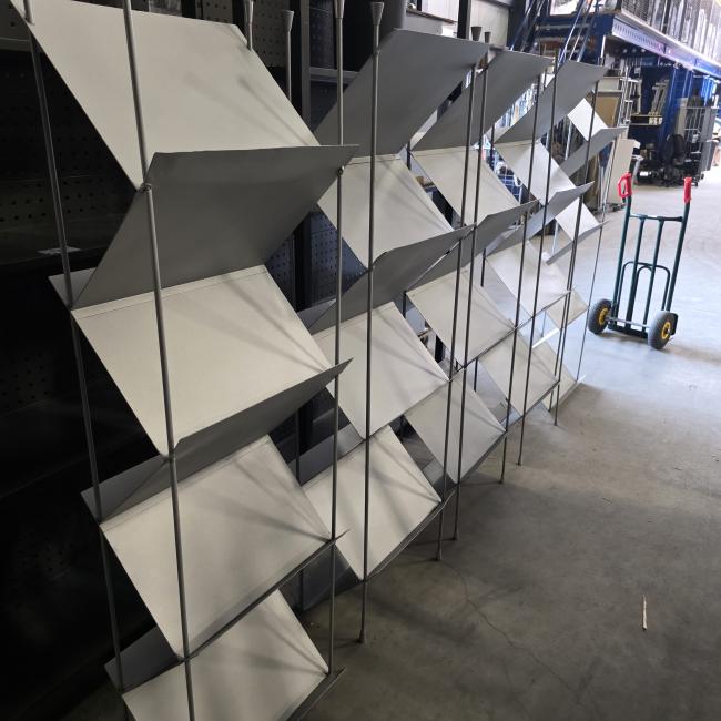 - 5x  metalen folderrek afm 180x50x34 cm hxbxd   (2)