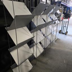  - 5x  metalen folderrek afm 180x50x34 cm hxbxd   (2)