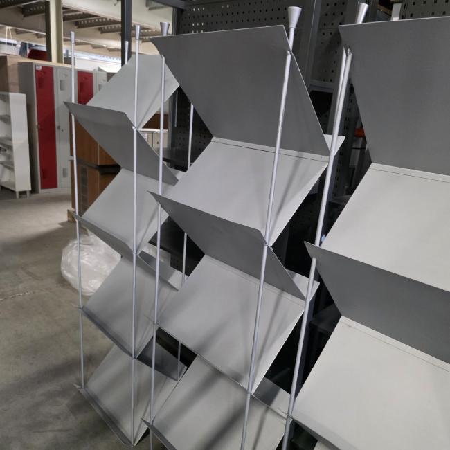  - 5x  metalen folderrek afm 180x50x34 cm hxbxd   (3)