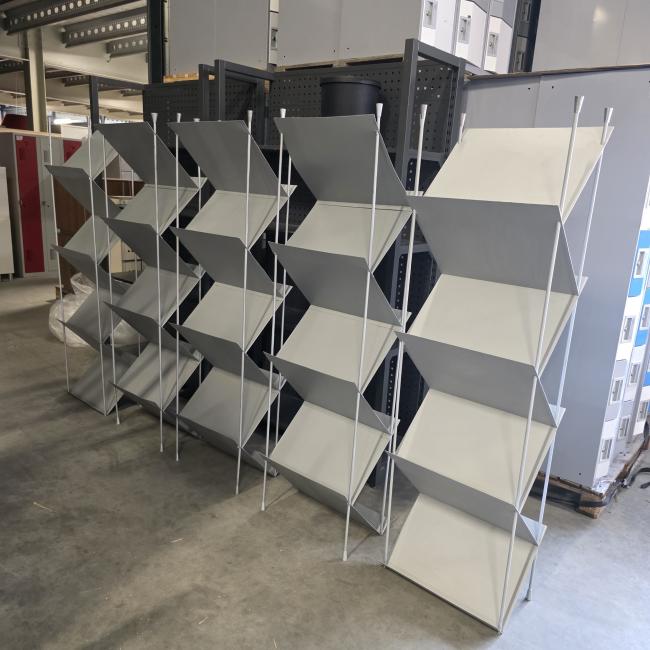  - 5x  metalen folderrek afm 180x50x34 cm hxbxd   (1)